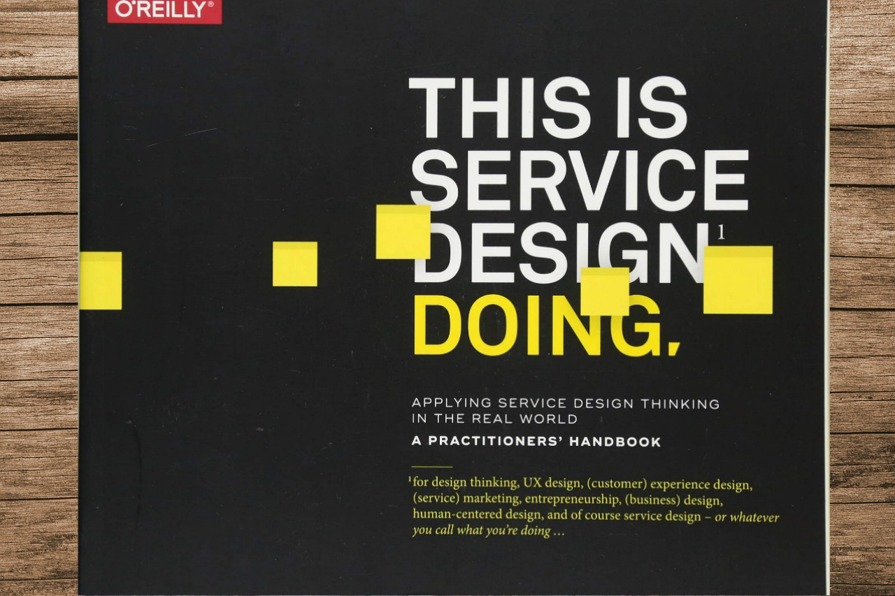 El libro This Is Service Design Doing establece una cultura centrada en el cliente en una organización, es decir diseñar una estructura funcional.
