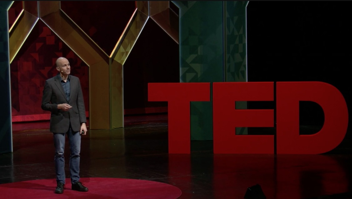 Tim Harford presentó la Ted Talk "Una manera poderosa de despertar tu creatividad natural" en la que explica la relación de la multitarea y creatividad.