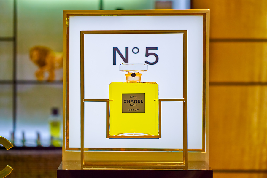 El envase de Chanel No 5 es uno de los frascos de perfume más reconocidos de todos, esto se debe a su elegancia sobria sin exceso de detalles.